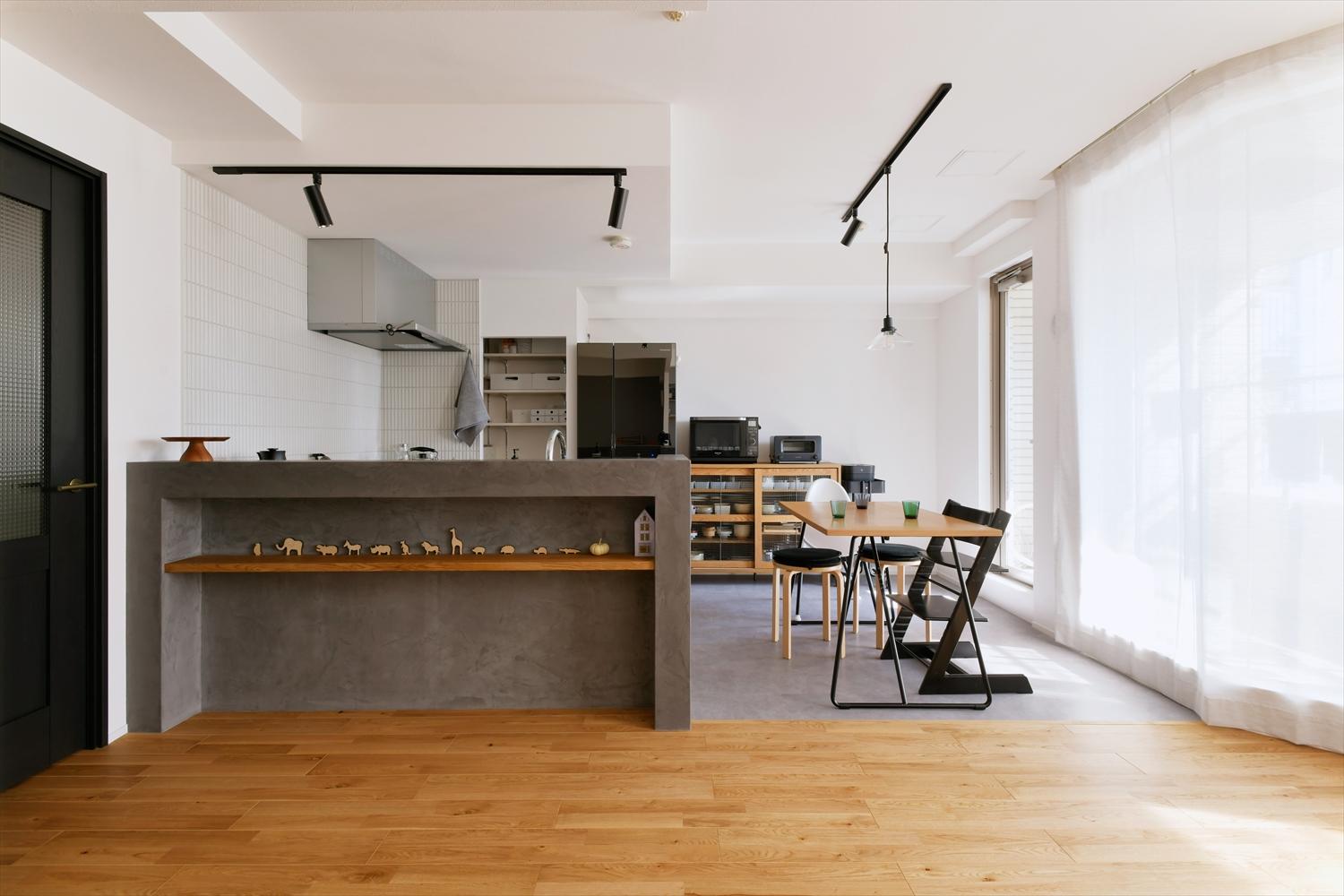 キッチンは一方がリビング側に対面になったL型キッチンに。ダイニング側はオープンなので、配膳も片付けもスムーズ。キッチンカウンターはモールテックスで仕上げた。