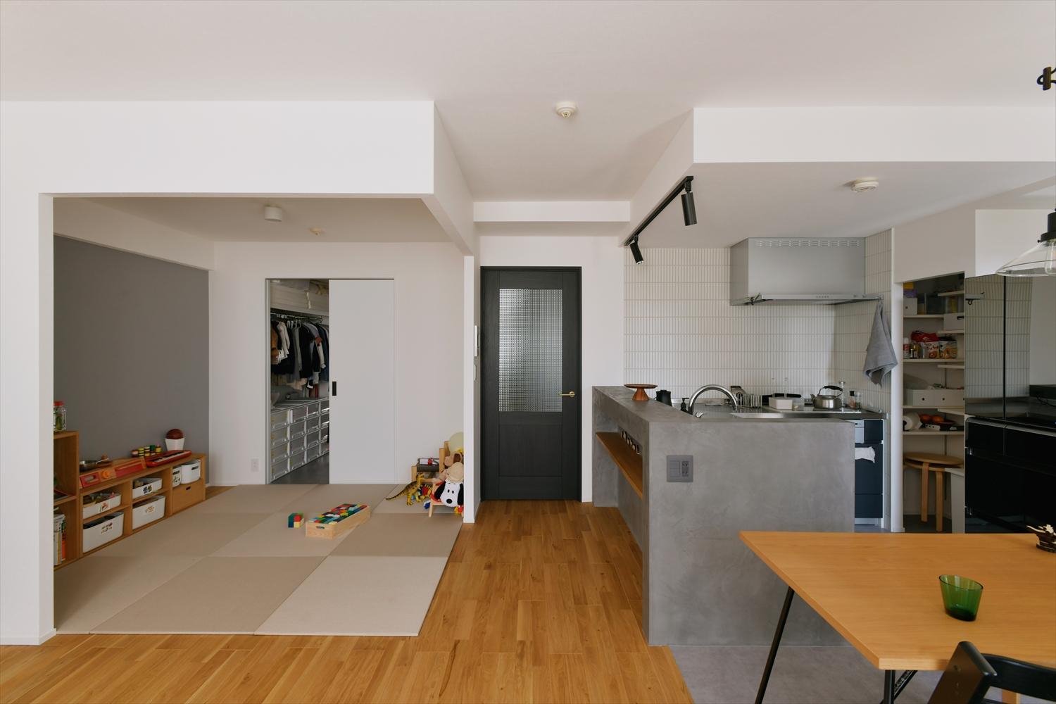 リビング横の和室は間仕切りを外してリビングとつながるプレイルームに。将来お子さんの個室が必要になったら、再び間仕切り個室にすることも。