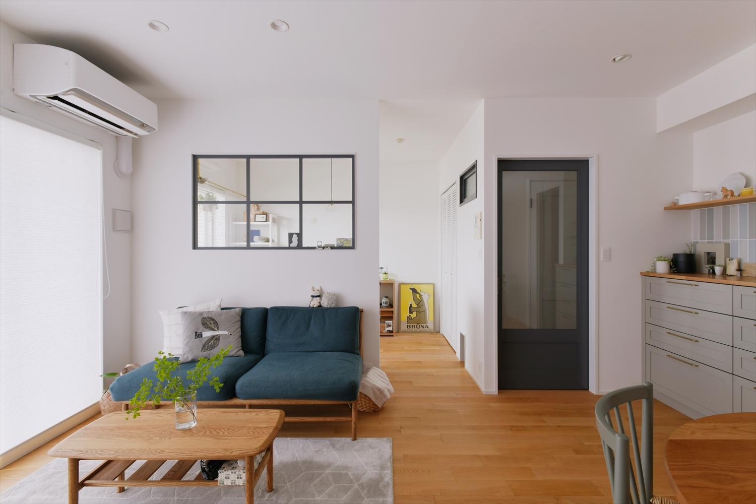 リビング隣のワークスペースは建具を設けず、セミオープンに。視線が抜けるので、リビングをより広く感じられる。ワークスペースで作業する妻の様子も見えるので、休憩の声がけもしやすい