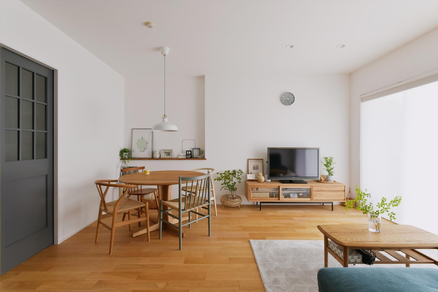 ワークスペースとは反対のリビングの壁はあえて一部をふかして、ニッチを造作した。お気に入りの雑貨や絵を飾ったりとリビング・ダイニングを彩るスペースに。全体のプランを工夫してコストコントロールし、ご希望の無垢フローリングを実現！