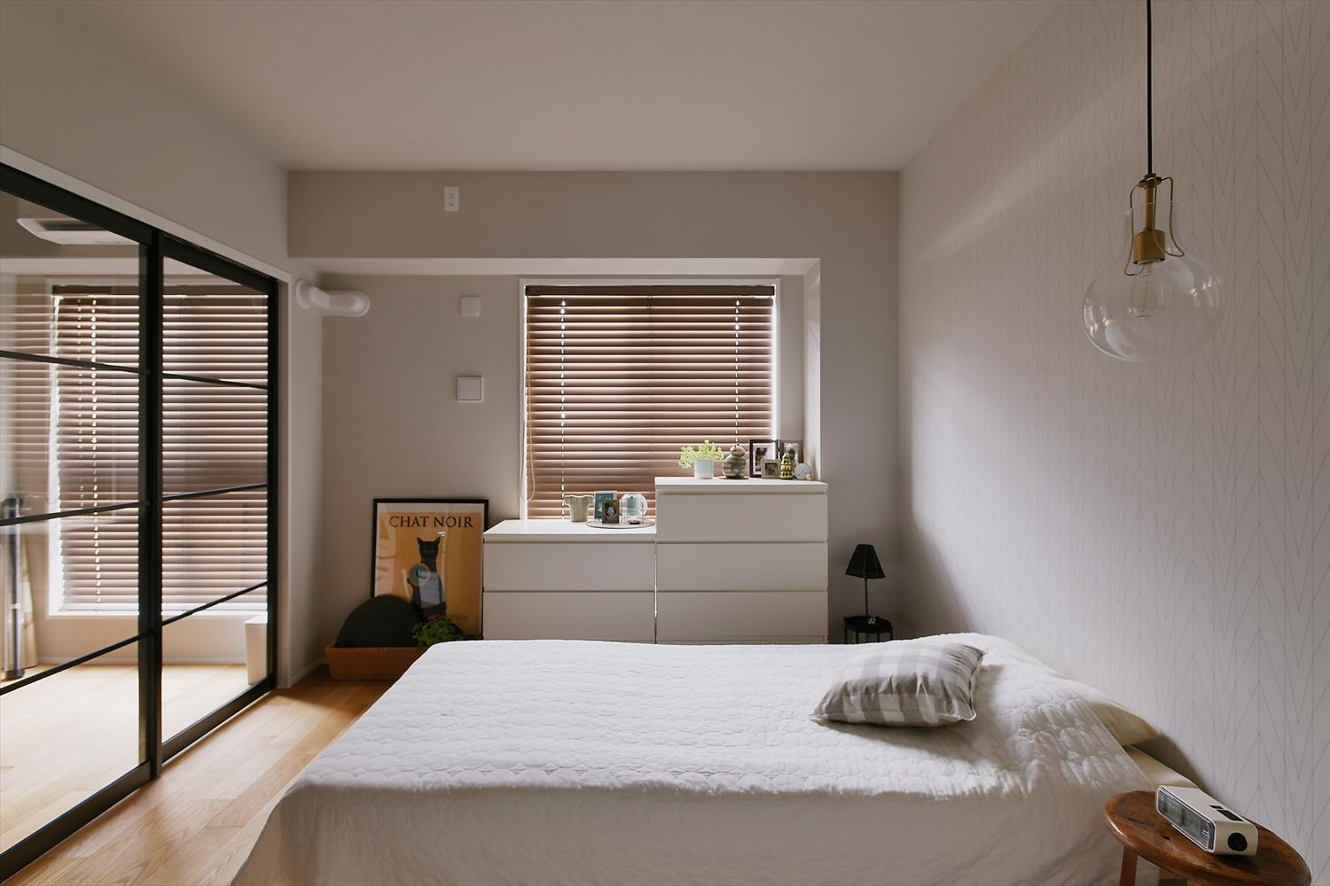 ２つの洋室をつなげて、寝室＋夫のワークスペースに。大きなガラスの引き戸で視線が抜けるので、寝室・ワークスペースともに閉塞感を感じない。