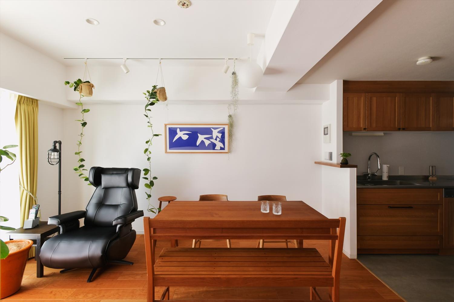 築22年の中古マンションをリノベーション。既存の間取りを活かしつつ、小さな工夫をあちこちに散りばめて、暮らしやすいお住まいに。