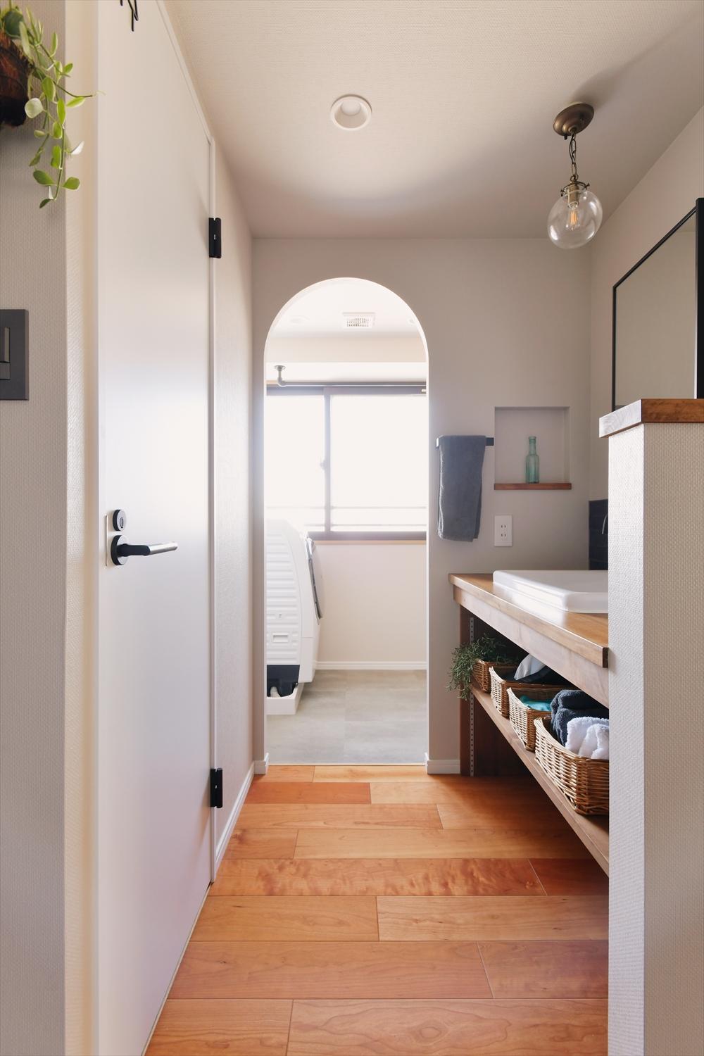 さりげない工夫②洗面は脱衣所から出して、廊下側のオープンスペースに設置。
帰宅後の手洗いのしやすさはもちろん、お客様を生活感が出やすい脱衣室にご案内しなくて良いのも嬉しい