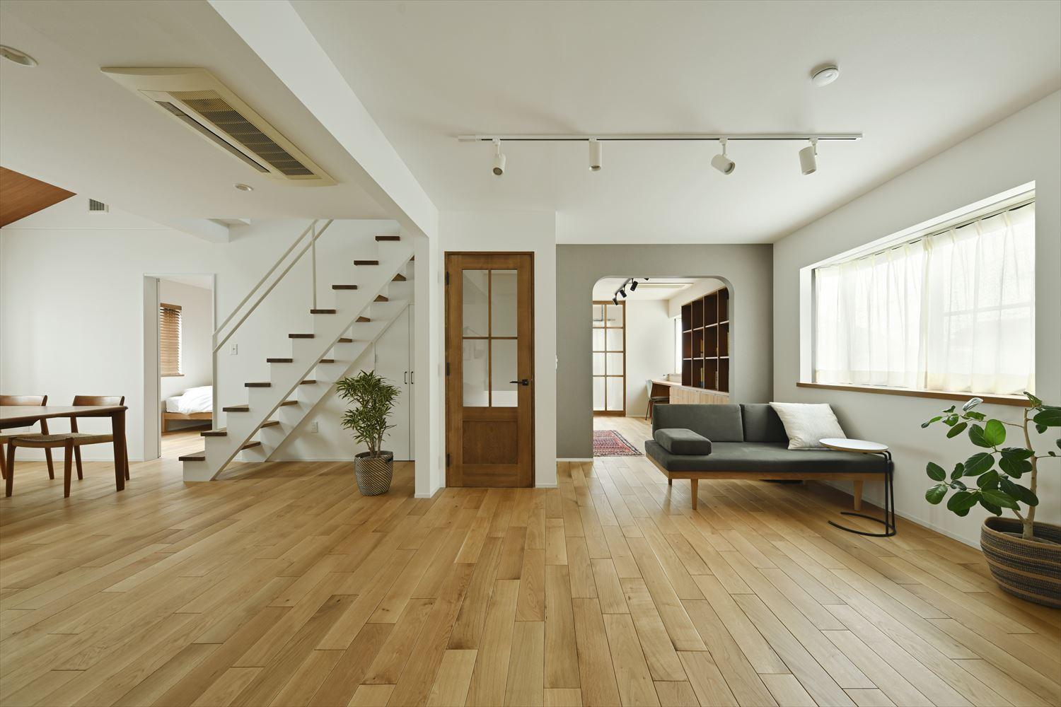 構造を確認しながら壁を撤去し、フロア全体がつながりのある空間になるようプラン。
構造上残した下がり壁や袖壁はRで仕上げ、アクセントカラーで空間のポイントに