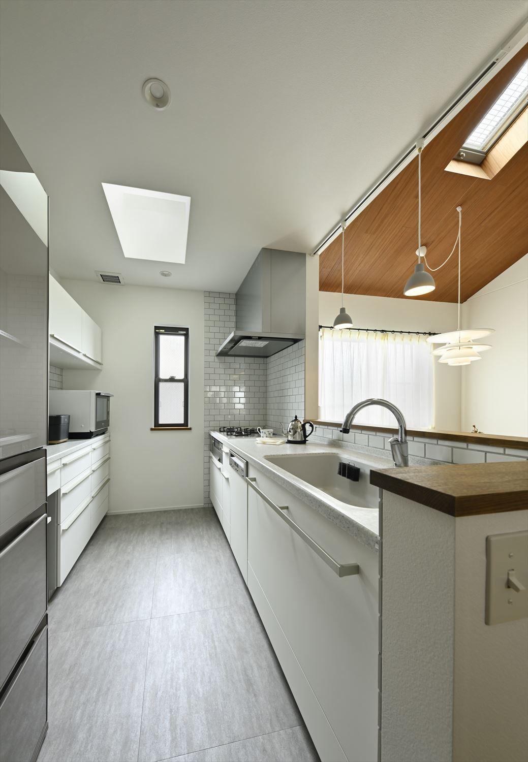 キッチンは使い勝手とお手入れのしやすさを考慮して、トクラスのキッチンを採用。背面にもたっぷりの収納を設けたので、いつでもすっきり