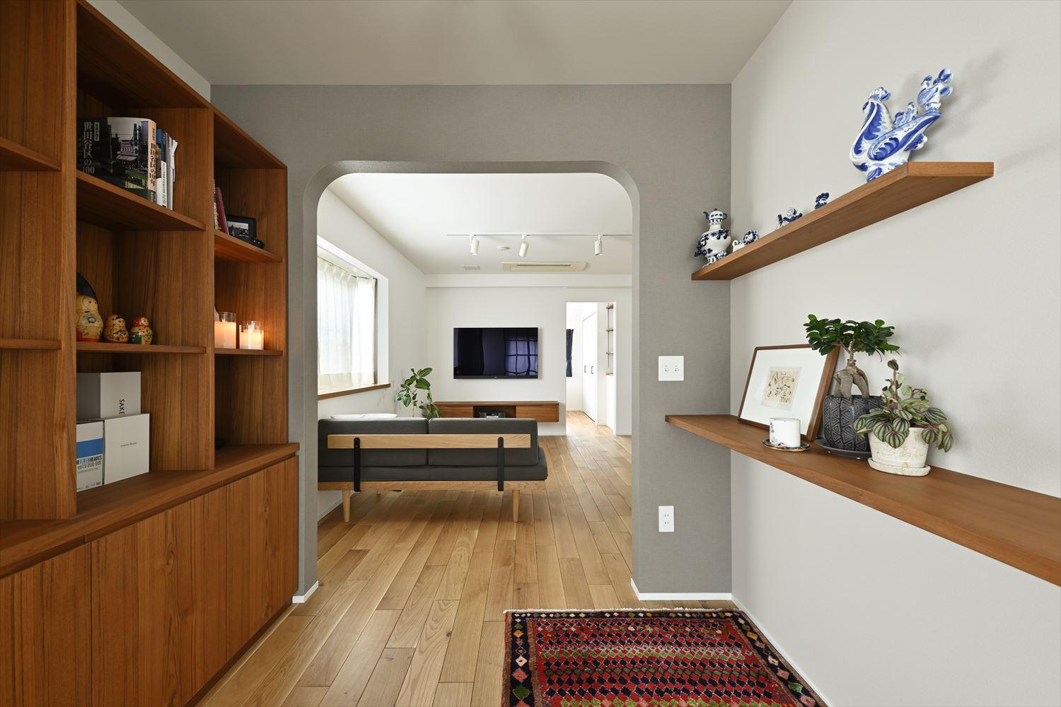 ホームエレベーターの裏側にあった空間は、日常から切り離されたようなライブラリーに。こちらも造作家具で空間全体の統一感は残している