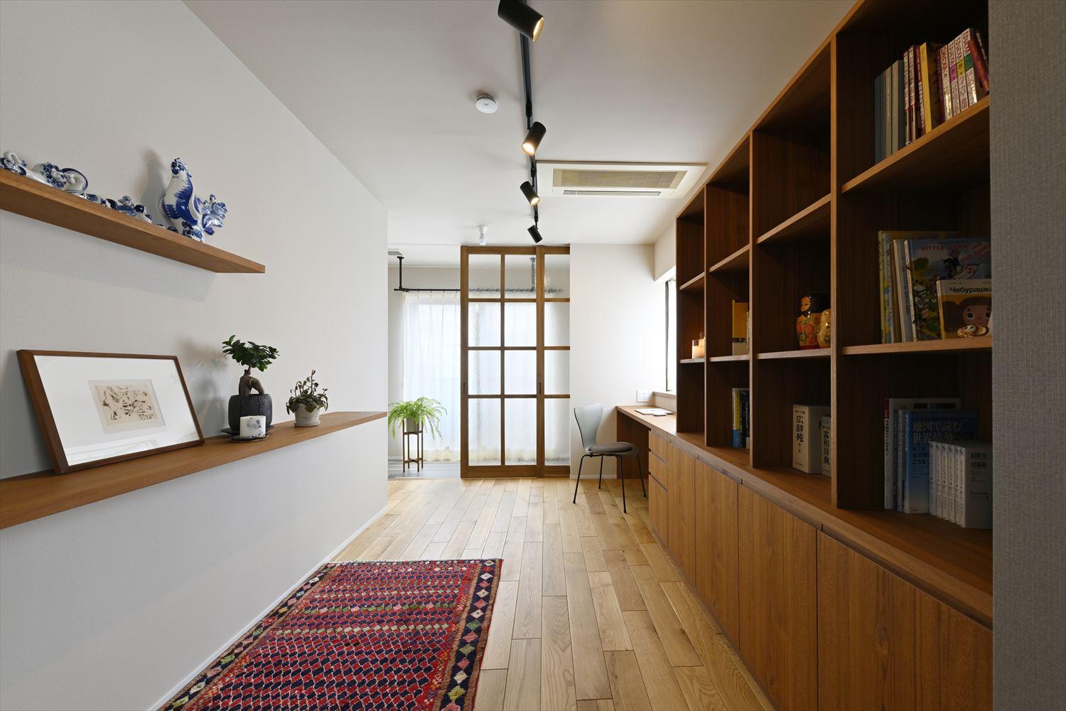 ライブラリー奥の日当たりの良い場所に室内干しのできるインナーテラスを設けた