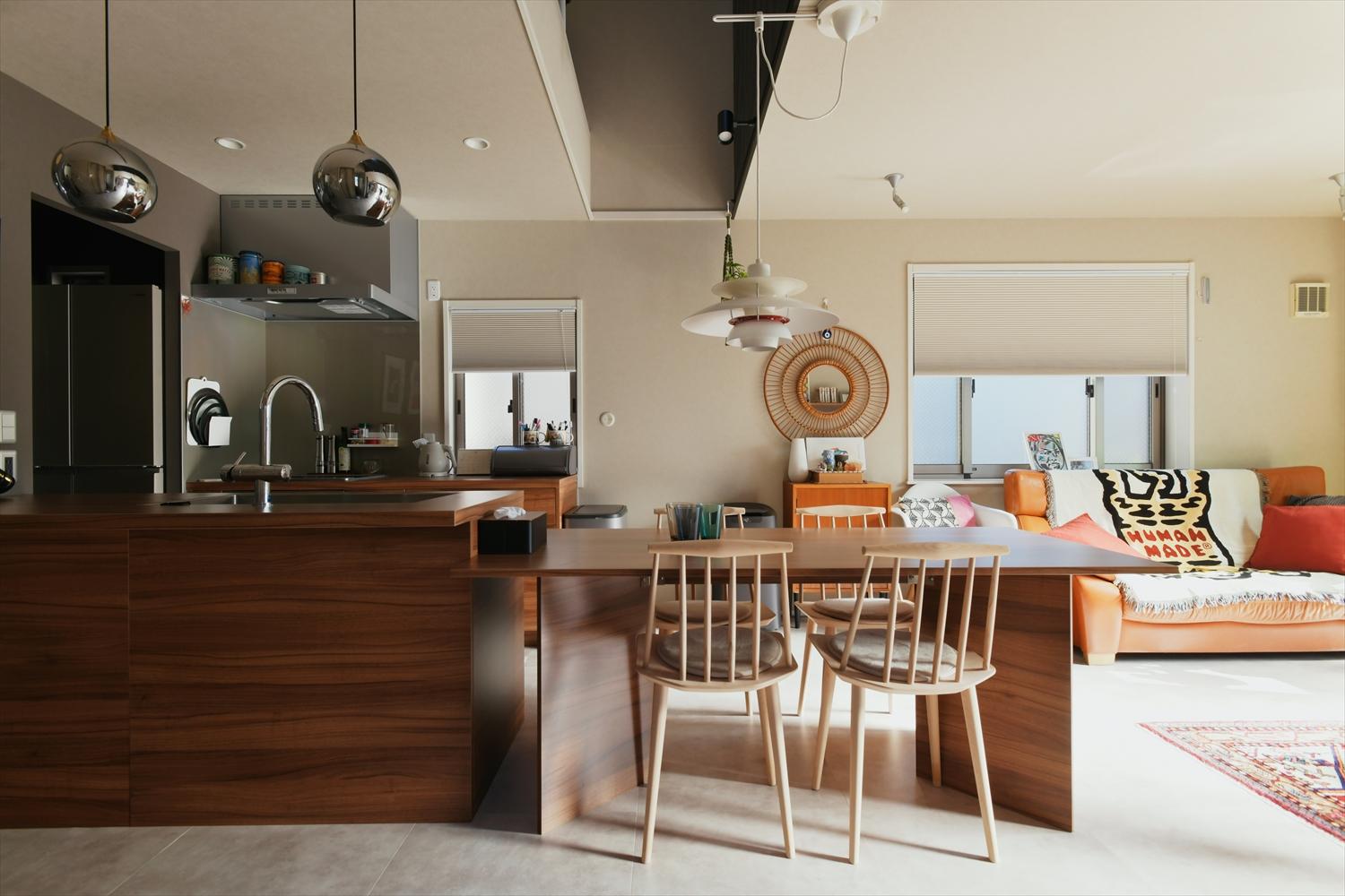 ご希望のグラフテクトを採用したキッチン。ダイニングと直線で繋がるので配膳もスムーズ。大きなパントリーにたっぷり収納できるので、キッチンはいつもすっきり