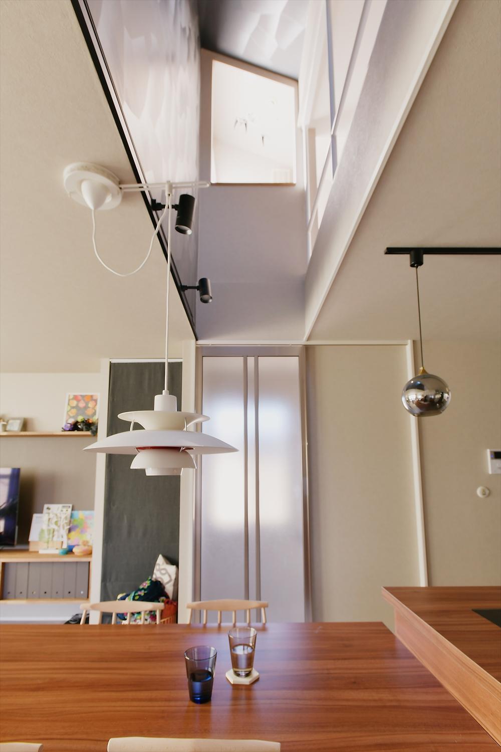 薄暗かった吹き抜けは、ルーフテラスにあがる階段の壁に開口を設けて、屋上からの光が届くようになった