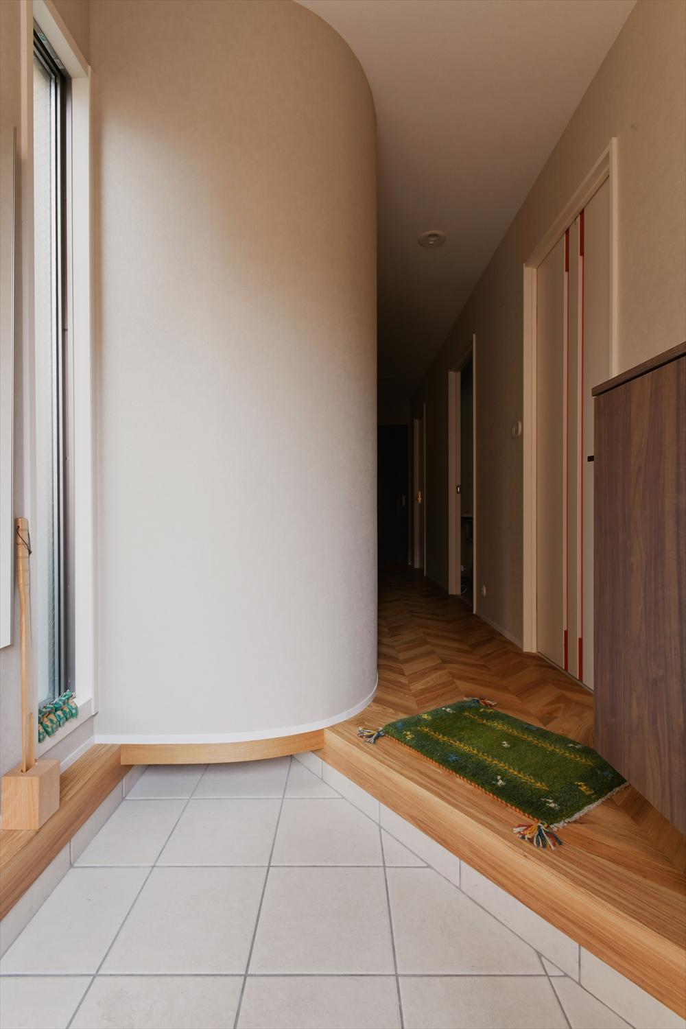 狭く感じていた玄関は、土間の広さはほぼそのままだが、既存の収納を撤去して、より広く感じられるように