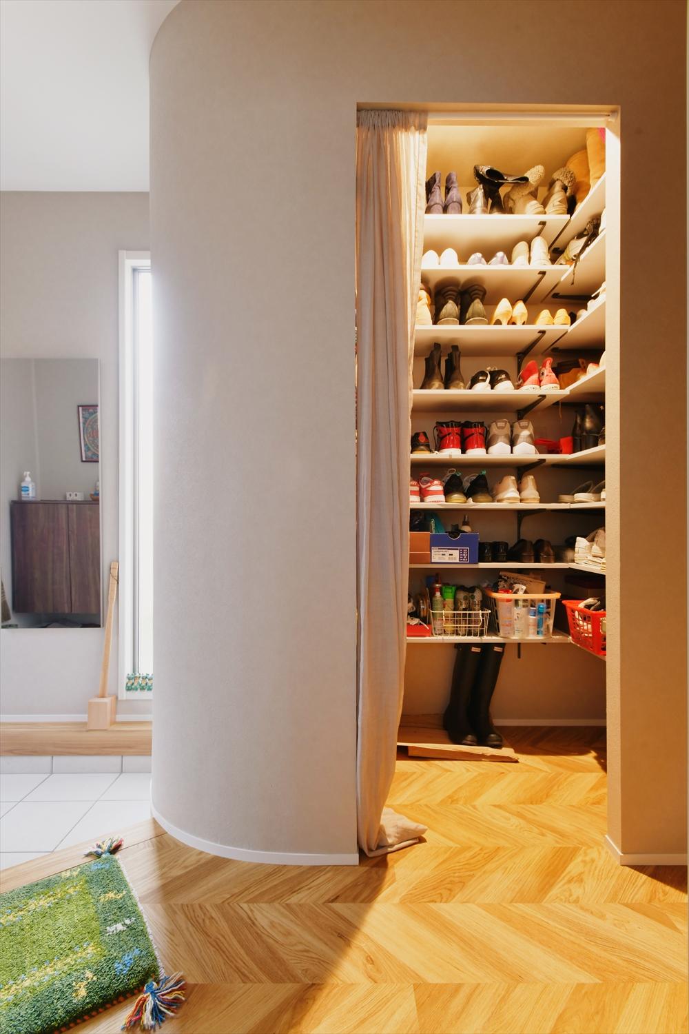 玄関横の物入れをシューズクローゼットにした。壁をアールで仕上げて圧迫感を軽減