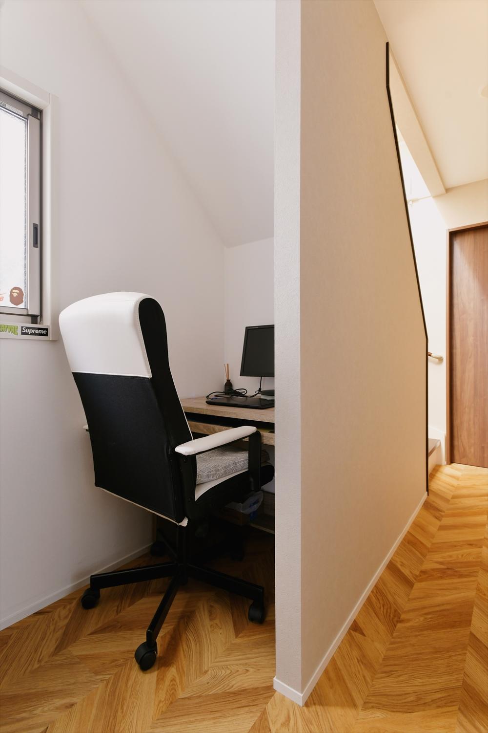 1階のトイレを移動し、生まれた空間をリモートワークにも使えるフリースペースに。ドアをつけていないので、窓からの光が廊下にも届き、廊下も明るくなった