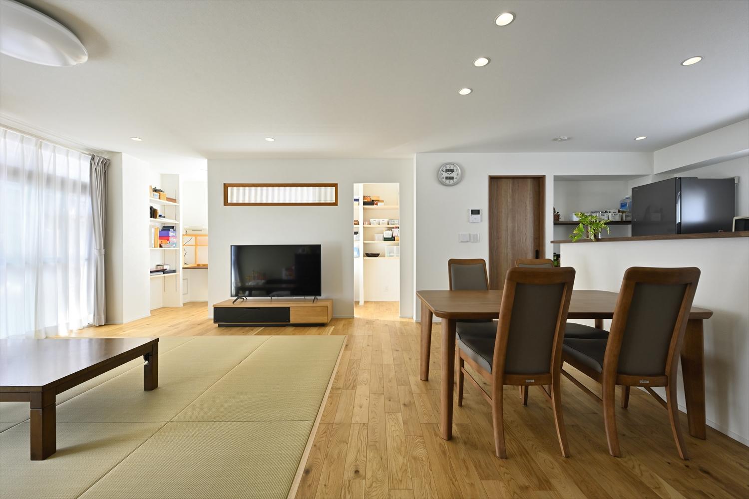 日当たりの良い和室二部屋とダイニング・キッチンを1つにして広く明るくなったLDK。床には床暖房を入れ、1年中心地よく過ごせる空間に。