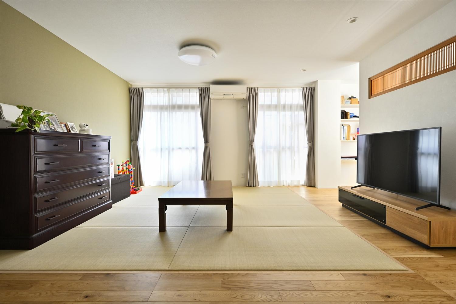 リビングエリアには畳を。和室生活の長かったお二人がこれまでのように畳でゆったりと寛げるように