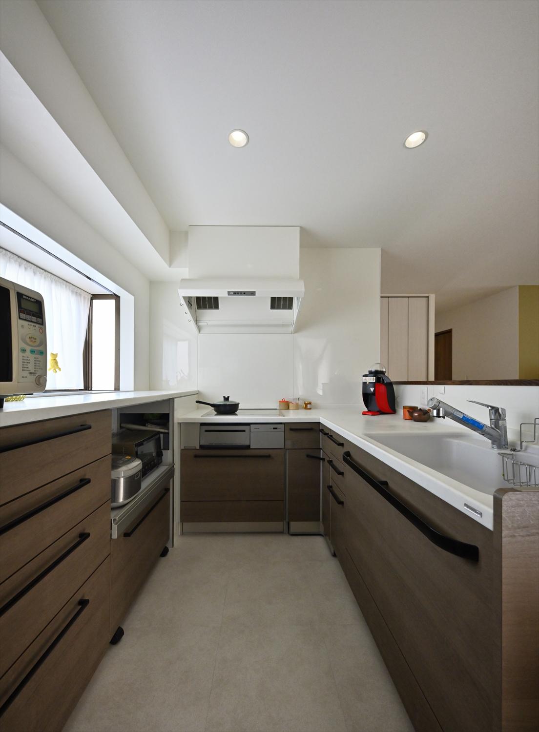 一方が対面となるコの字型キッチンは作業スペースも広々。娘さんやお孫さんが遊びに来たときに、一緒に料理を作ったりと楽しめる