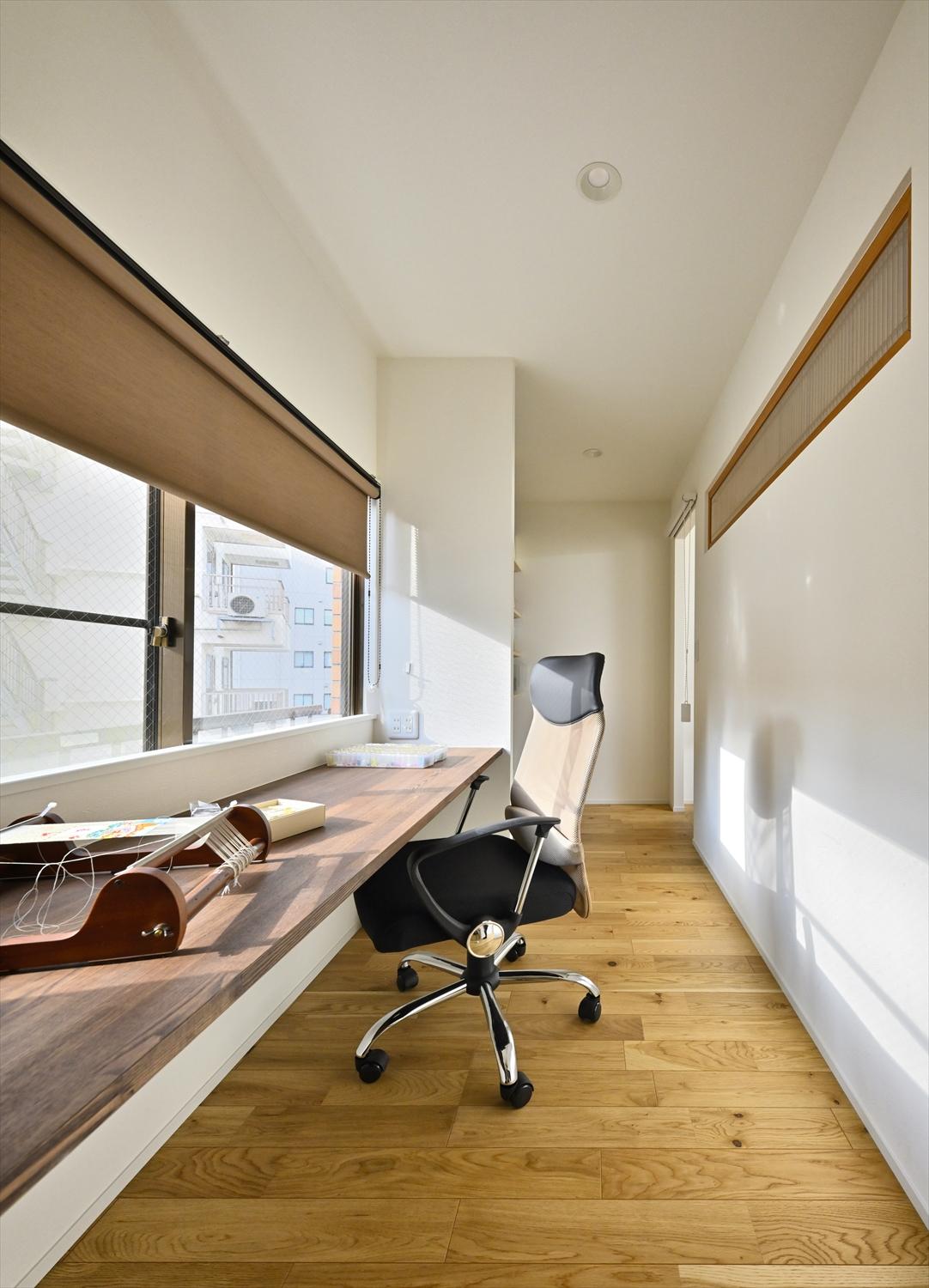 リビングの隣に設けた夫婦共有のワークスペース。日差しもたっぷりで明るい空間。