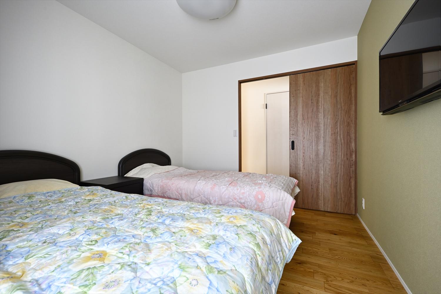 リノベーションを機に和室にお布団の寝室から洋室＆ベッドにシフト。将来のことも考えた選択