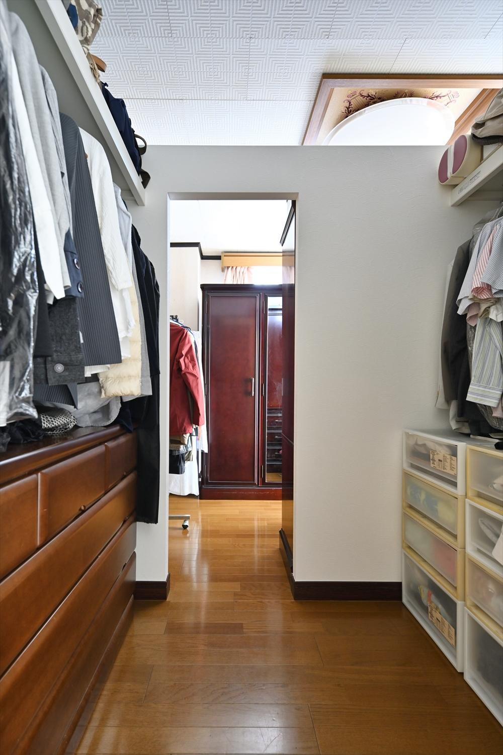 洋室の手前にウォークスルークローゼットを新設。棚位置を変えて、使いやすくした既存のウォークインクローゼットと合わせてたっぷりの収納量が安心