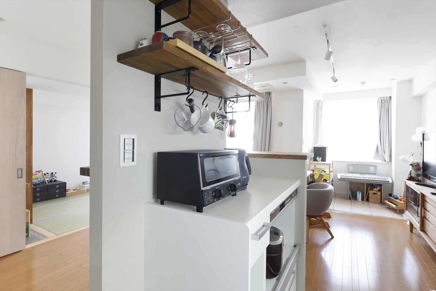 キッチンの残した壁は棚を造作して、収納スペースとして活用