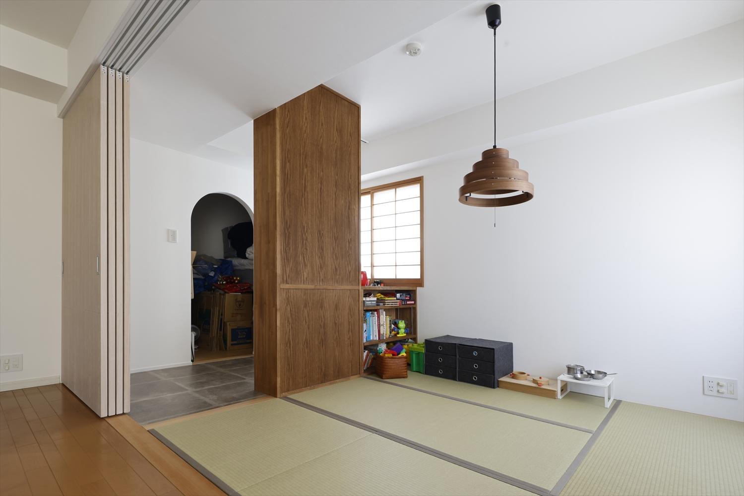 リビング・ダイニングに隣接する和室も壁を撤去して、一面大きく開口できる引き戸に。開け放てばリビングの一角として、閉めれば個室として活用できる