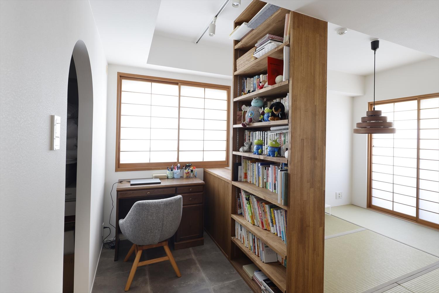 和室の一角に、ワークスペースを設けた。横を見れば和室に、後ろを振り返ればリビングに目が届き、お子さんの様子を見守れるので、作業中も安心