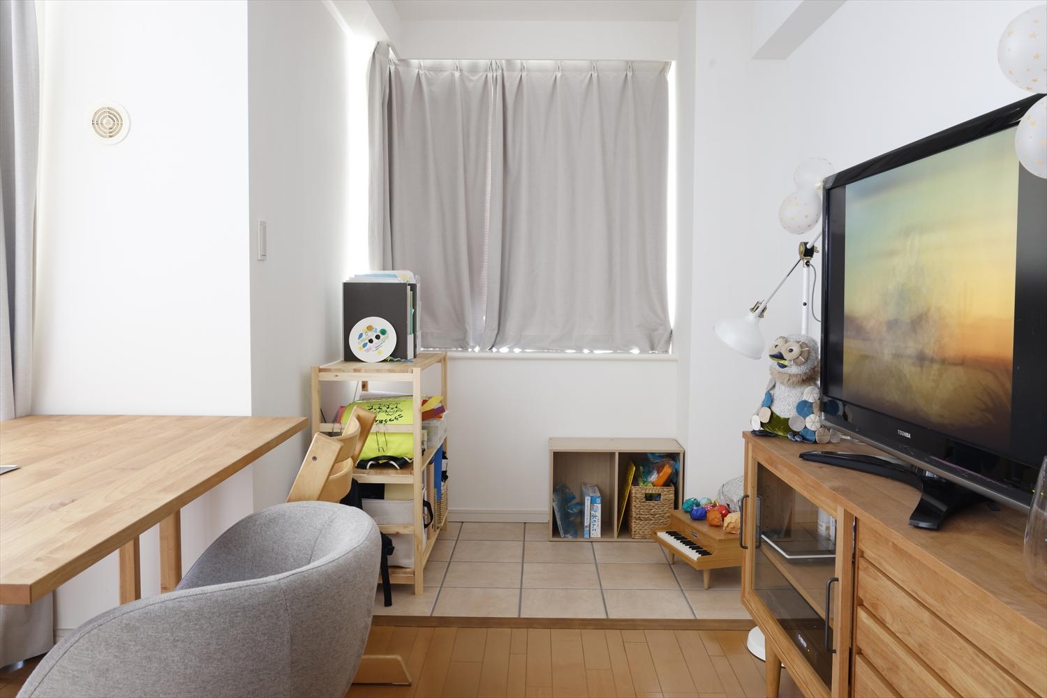 ダイニングの隣りにあったコンサバトリースペースは建具を外してダイニングと繋げた。今はお子さんのプレイスペースとして活躍中！