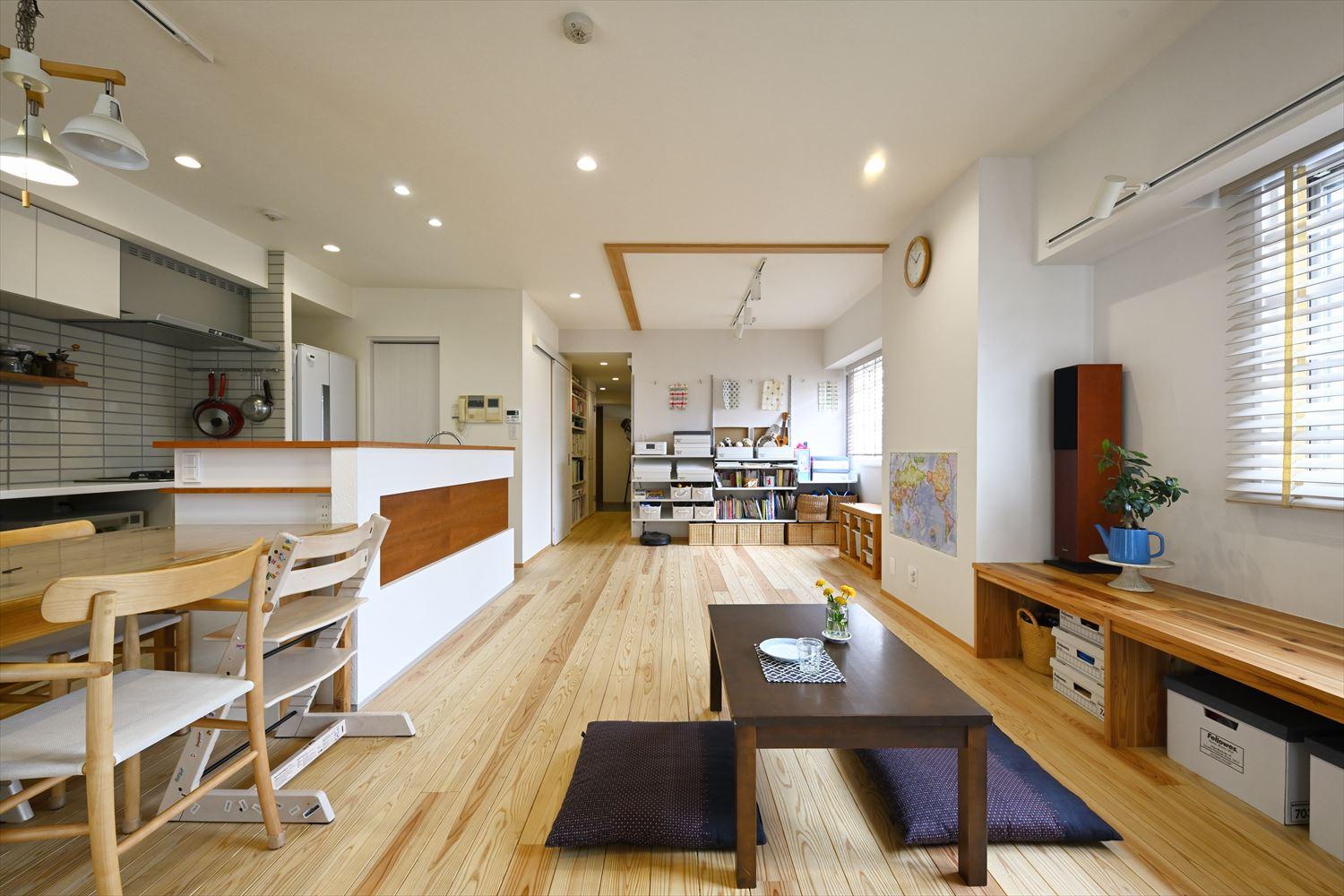 部屋数を減らし、広々と開放的なLDKに。リビング奥の一角は将来お子さんたちの個室を想定しているが、今はキッチンから目が届くオープンなキッズスペースに