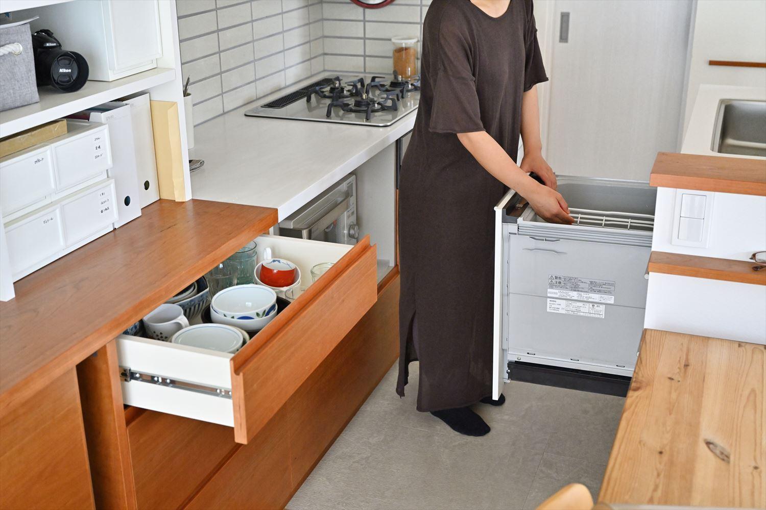 食洗機から取り出した食器を最短距離でしまえる位置に食器収納をプラン。参考にしたい、家事時短の工夫