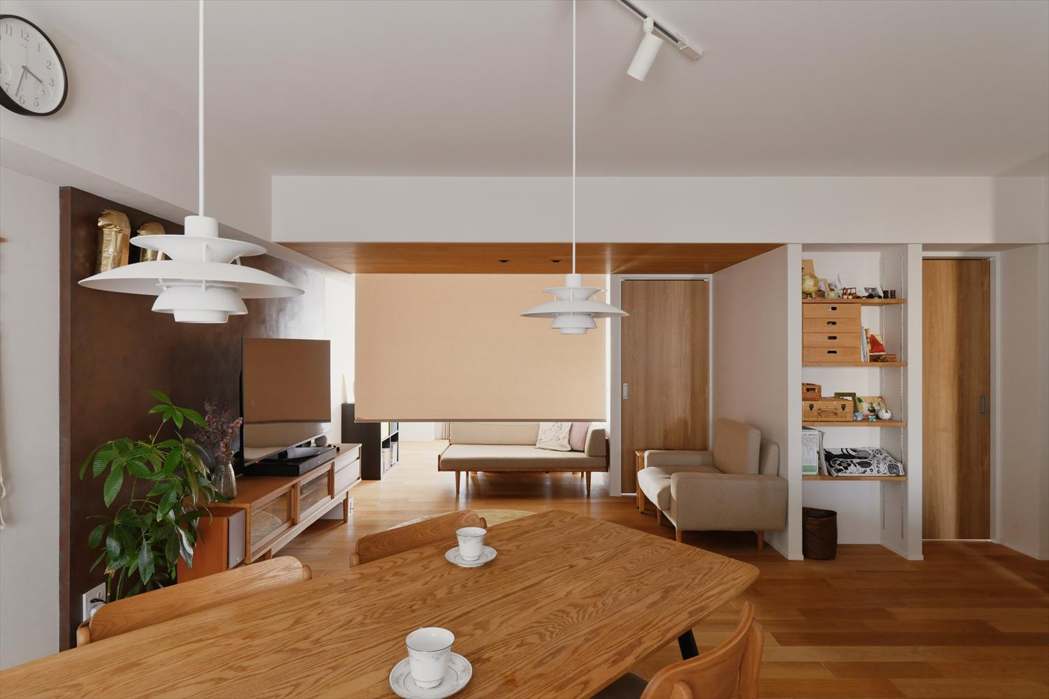 リビングに隣接する洋室は仕切り戸や壁を撤去。ロールスクリーンを設置して多目的に使用できるようにした。将来お子さんが成長した際、個室として使用できるようになっている。