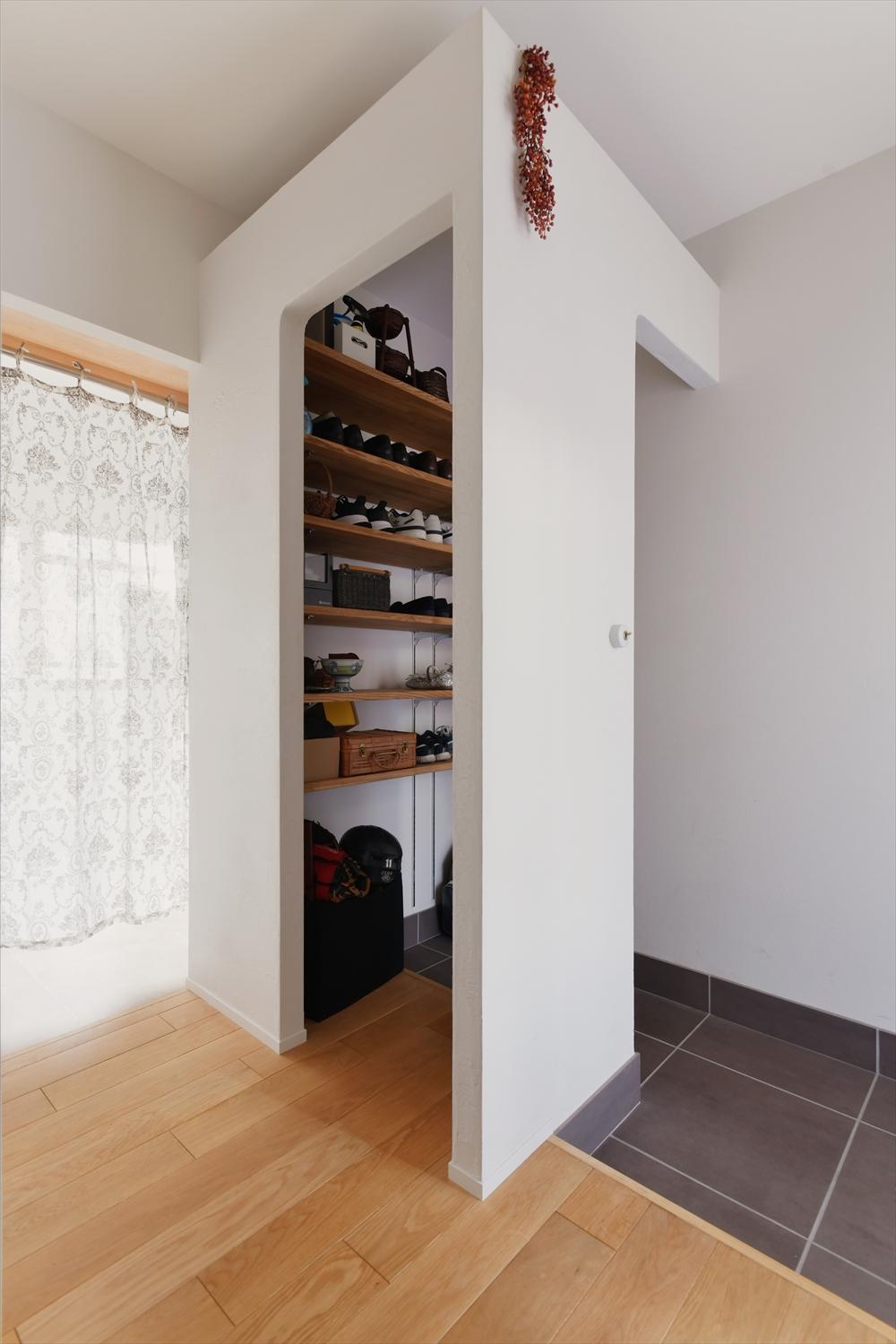 玄関土間を広げ、ウォークスルーのSICを設けた。散らかりがちな玄関もすっきりと。