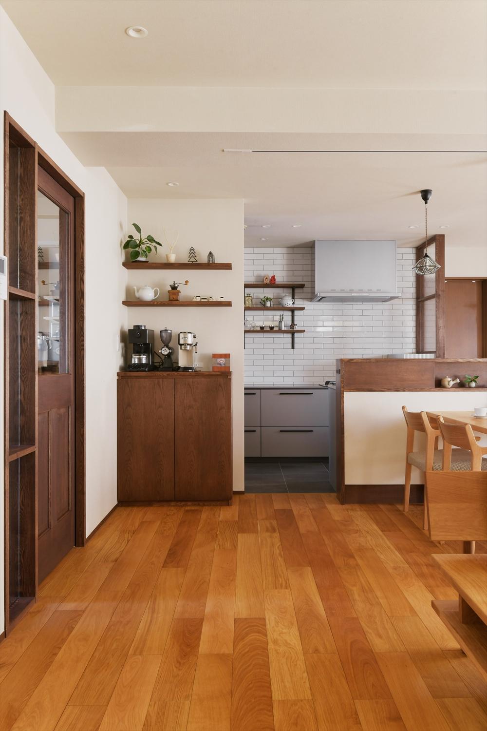 リビングに一角にコーヒーコーナーを設置。心地よいコーヒーの香りがリビング中に広がりそう