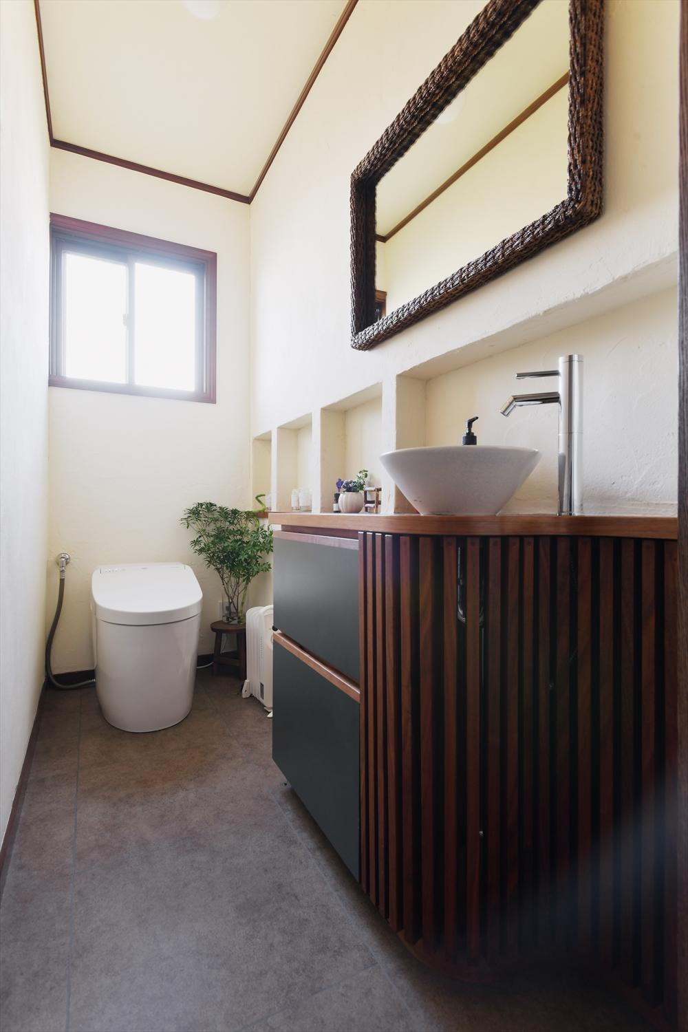 トイレの手洗いカウンター兼収納は以前の部分工事で設置したもの。お気に入りの造作をそのまま再利用