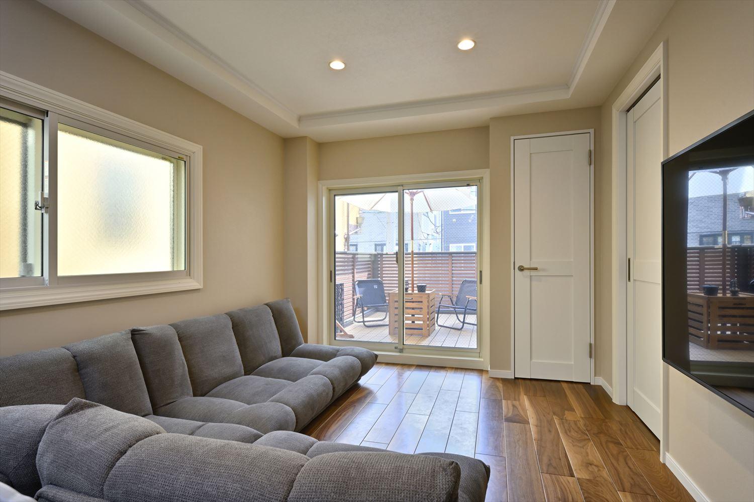 ハワイのようなリゾートをイメージして、天井には廻り縁を。ドアや窓まわりにもモールディングを入れた。ブラックウォルナットのフローリングが心地よい