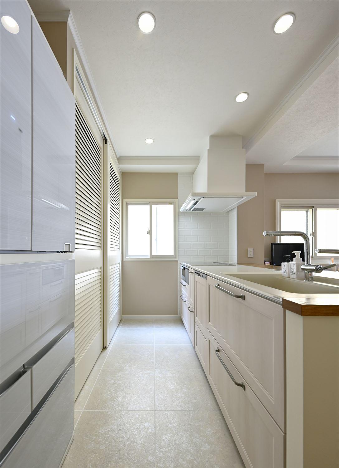 キッチンはどこになにをしまうかを計画して、背面収納を造作。片付けもしやすく、いつでもすっきりを保てる