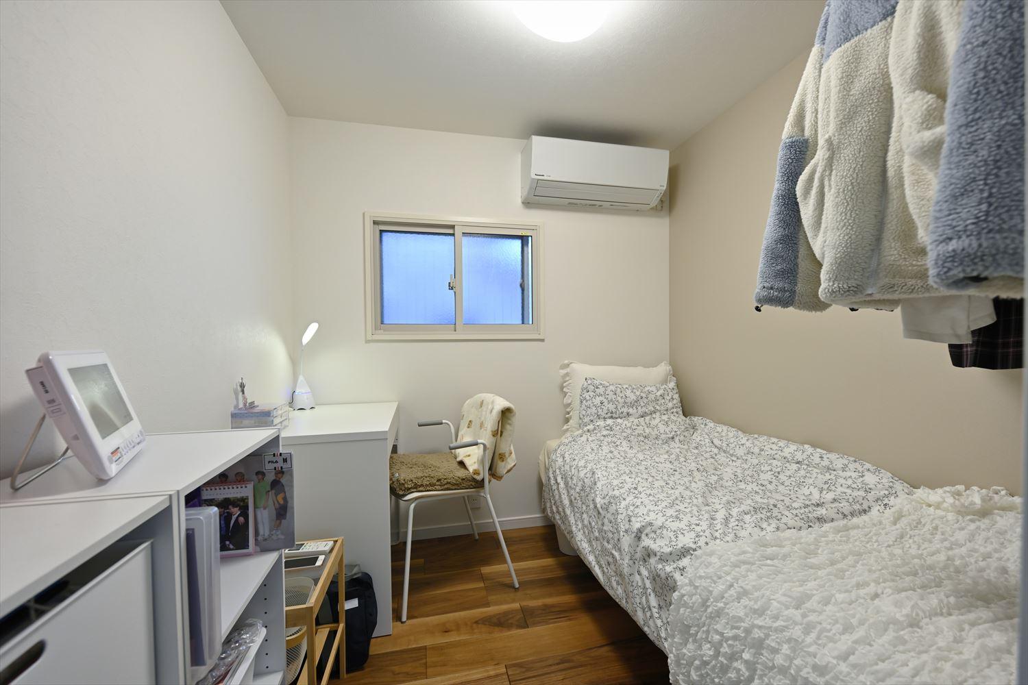 子ども室はベッドとデスクの配置を決めて最小限の広さに。お子さんたちが独立されたら壁を取り払ってリビングと繋げることも想定されている