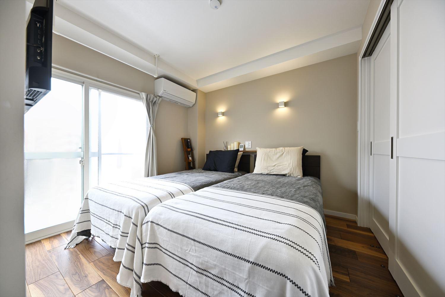 寝室も十分な収納を確保しつつ、シンプルに仕上げた