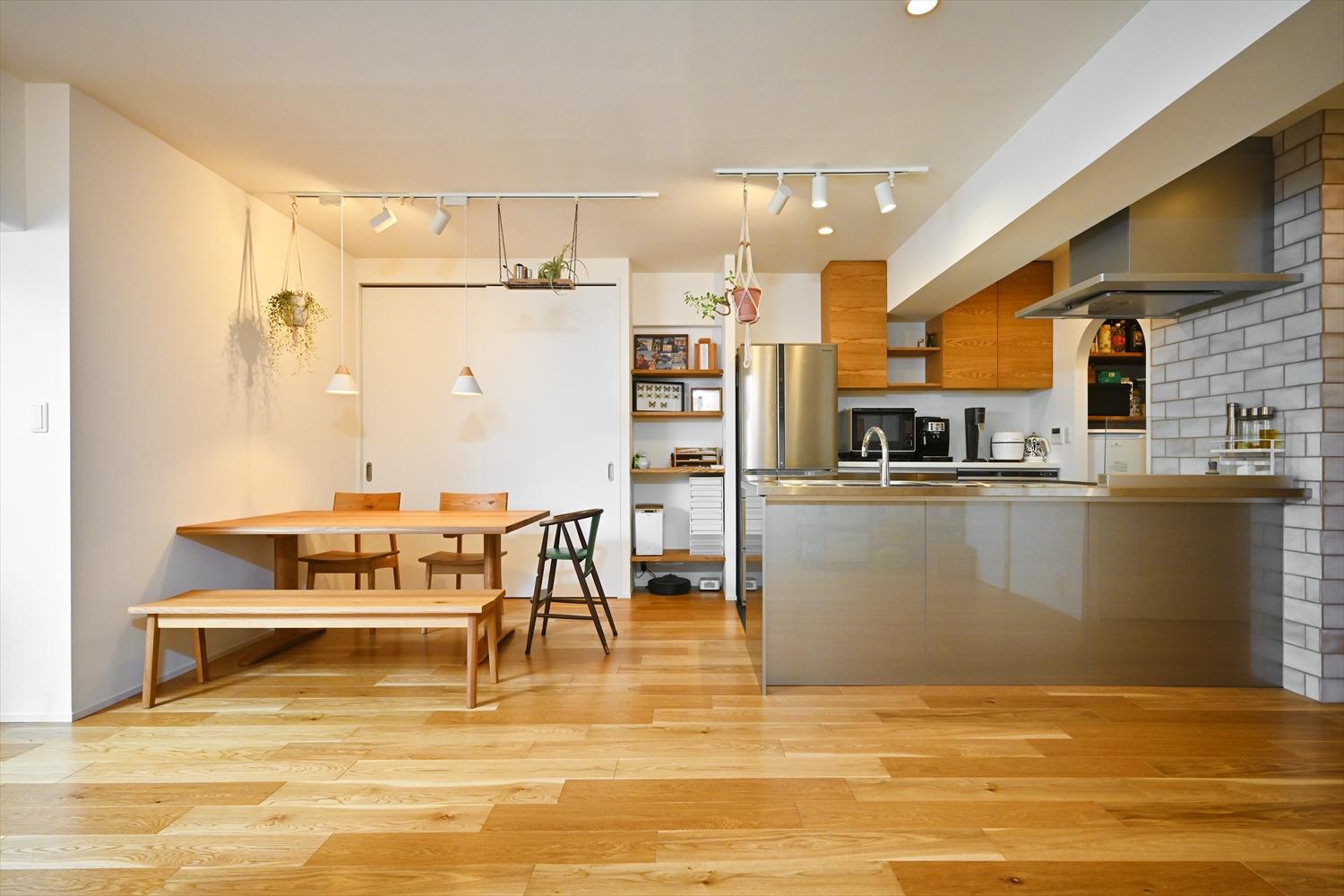 独立していたキッチンはオープンな対面式に変更。隣の和室も取り込んで広々としたLDKを実現