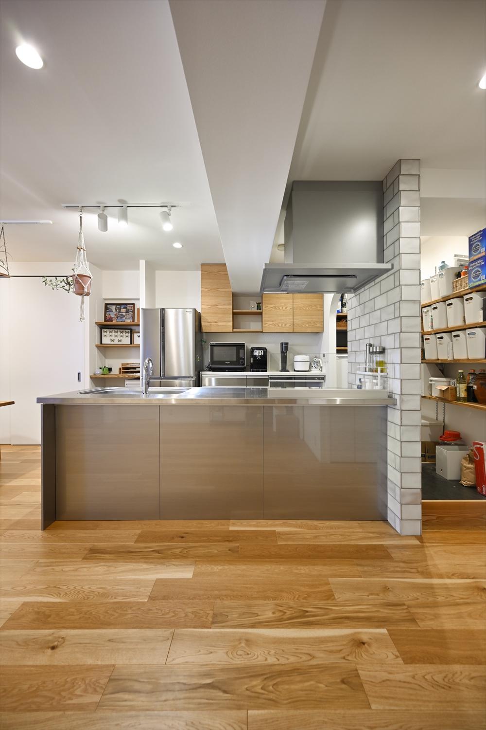 キッチンの隣には、キッチンからもリビングからもアクセスできるウォークスルーのパントリーを配置。家事時短に役立つ料理家電もすっきり収納できる