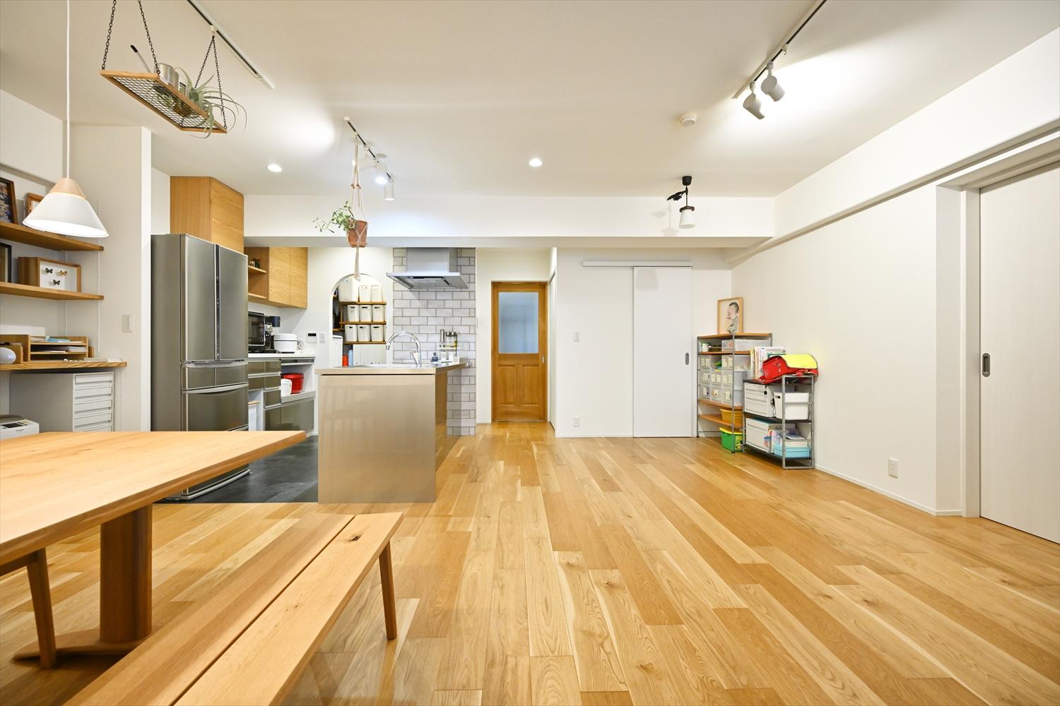 キッチン正面の空間は将来の子ども室に。正面の白い扉の向こうはファミリークローゼット。玄関横の子ども室にそのまま抜けられるウォークスルー仕様。将来はそれぞれの子ども室から直接アクセス出来る