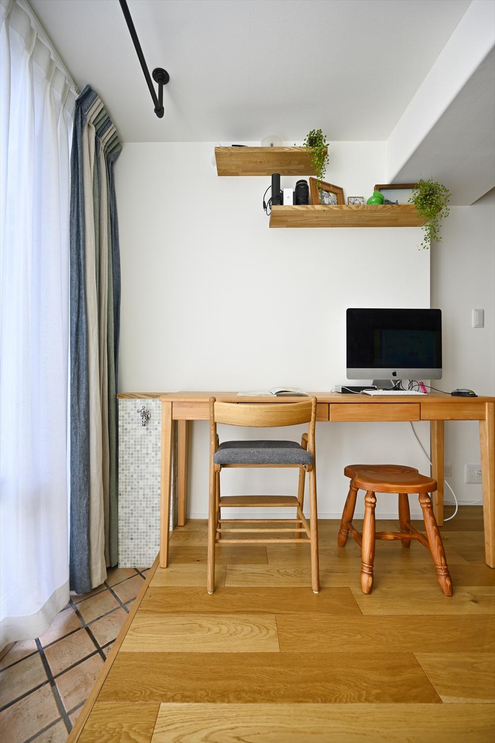 タイル張りだったサンルームもリビングに取り込んで、ワークスペースに。一部タイル部分も残して水栓を設置した。バルコニーガーデンの水やりには必須。