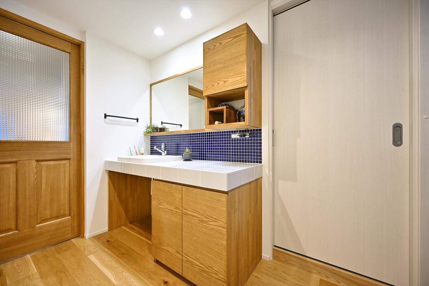廊下に配置した幅広の洗面スペース。家族みんながゆったり使えるだけでなく、帰宅時の手洗いもしやすい。