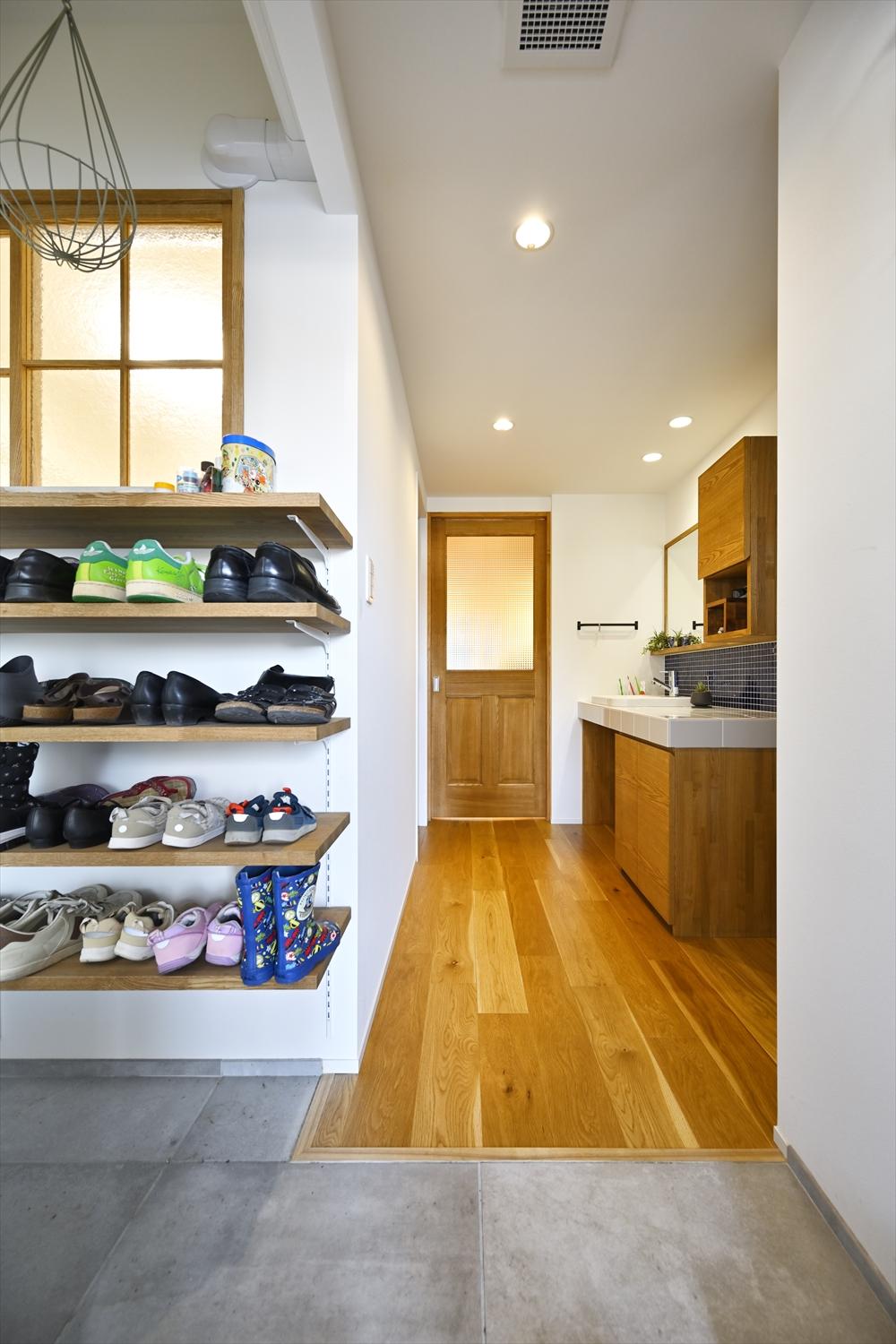 玄関は土間スペースを広げて、家族みんなの靴が収納できるオープンな靴棚を設置。オープンだからお子さん達も自分の靴を片付けやすい