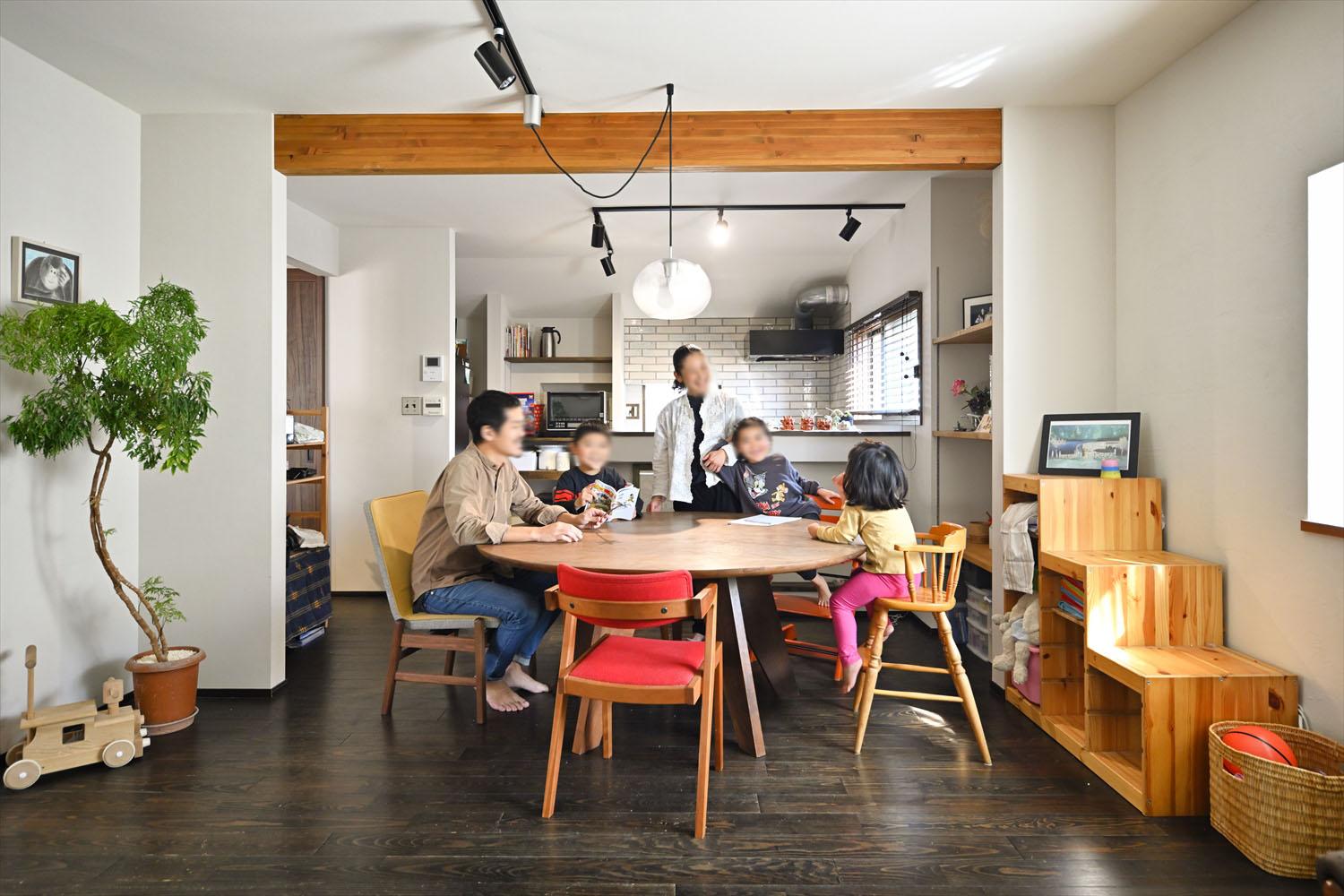 家族みんなで囲める大きなダイニングテーブルをおいてもゆとりのある広々LDK。キッチンはコンパクトでも作業スペースをしっかり取れるⅡ型タイプを採用し、隠してしまえるパントリーも設けて、使い勝手を向上。