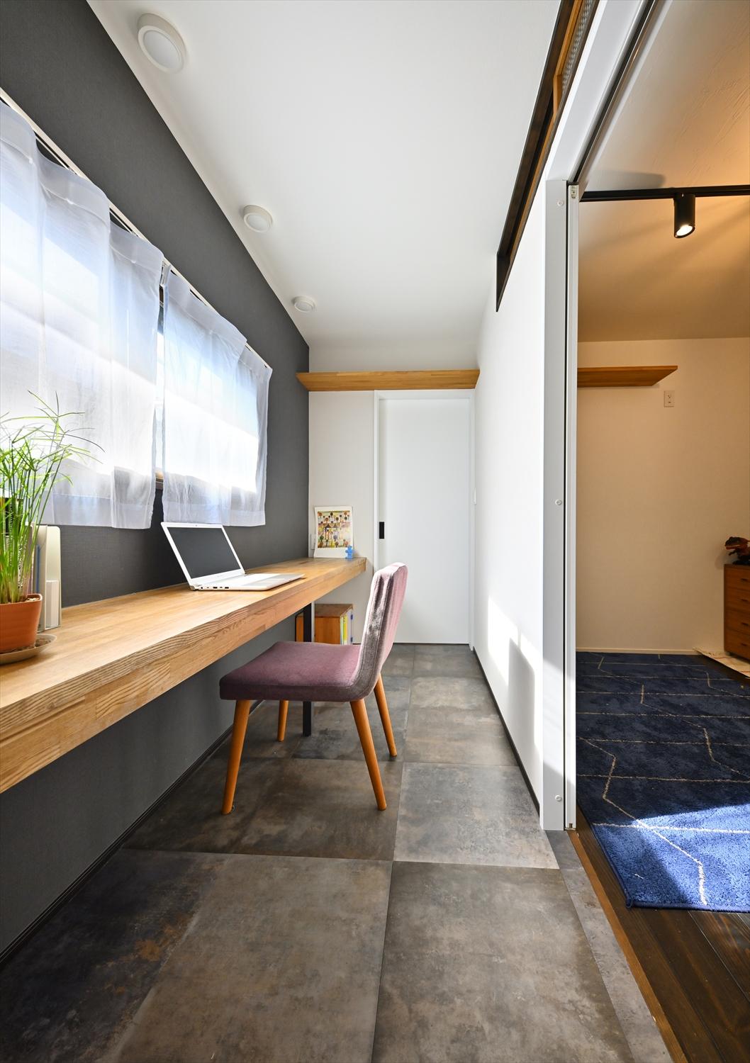 インナーテラスの一角に、ワークカウンターを設置。お子さんたちも並んで遊べるよう、幅もたっぷり確保。背面の部屋は長男のお部屋になる予定。