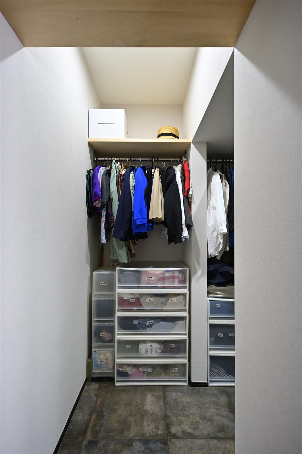 キッズコーナーの下につくったファミリークローゼット。家族の衣類をまとめて収納できるので、家事効率もアップ。お出かけ前の準備もみんなで一緒にできる。