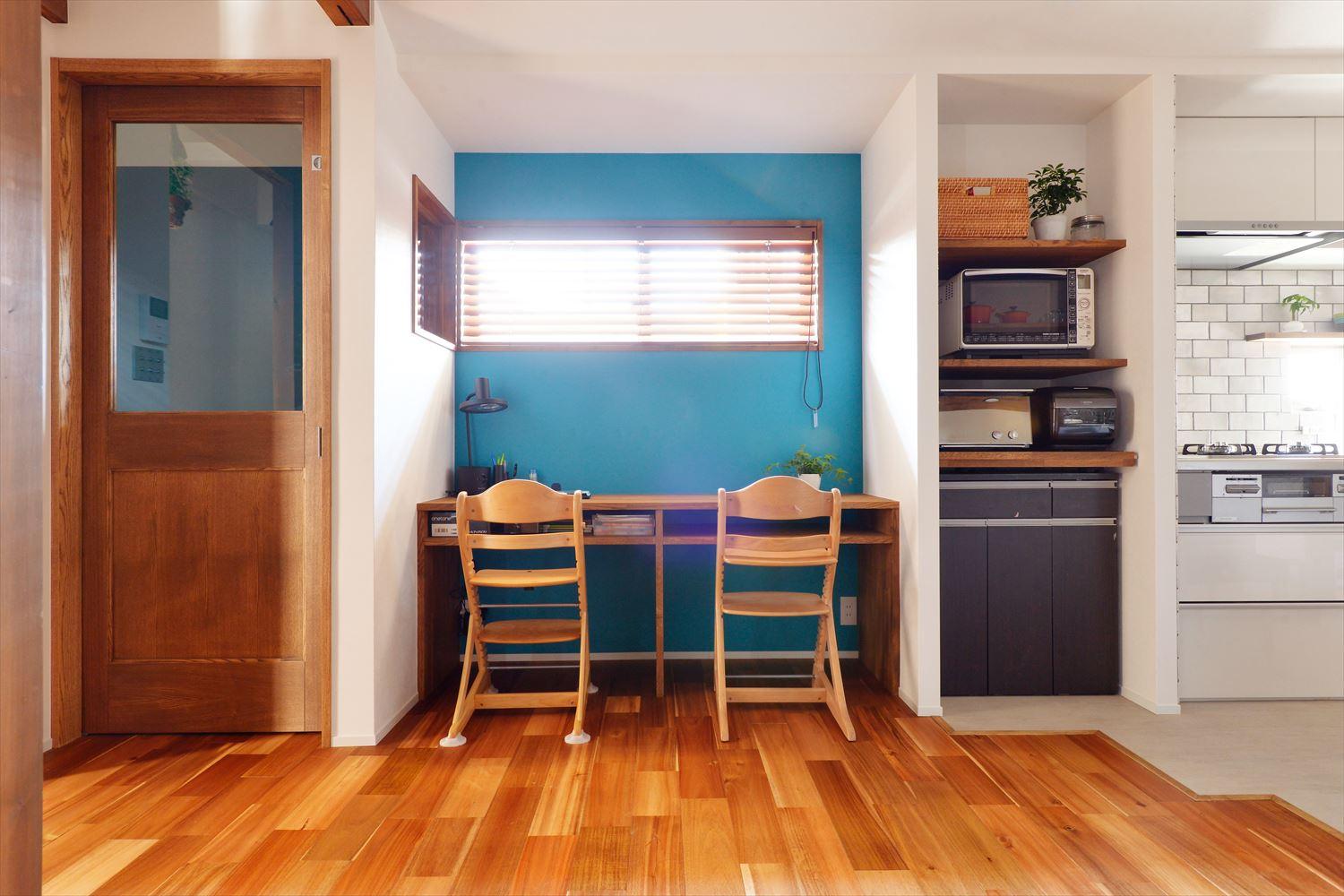 キッチン横のワークスペースはお子さんの勉強にも、仕事にも活用できる