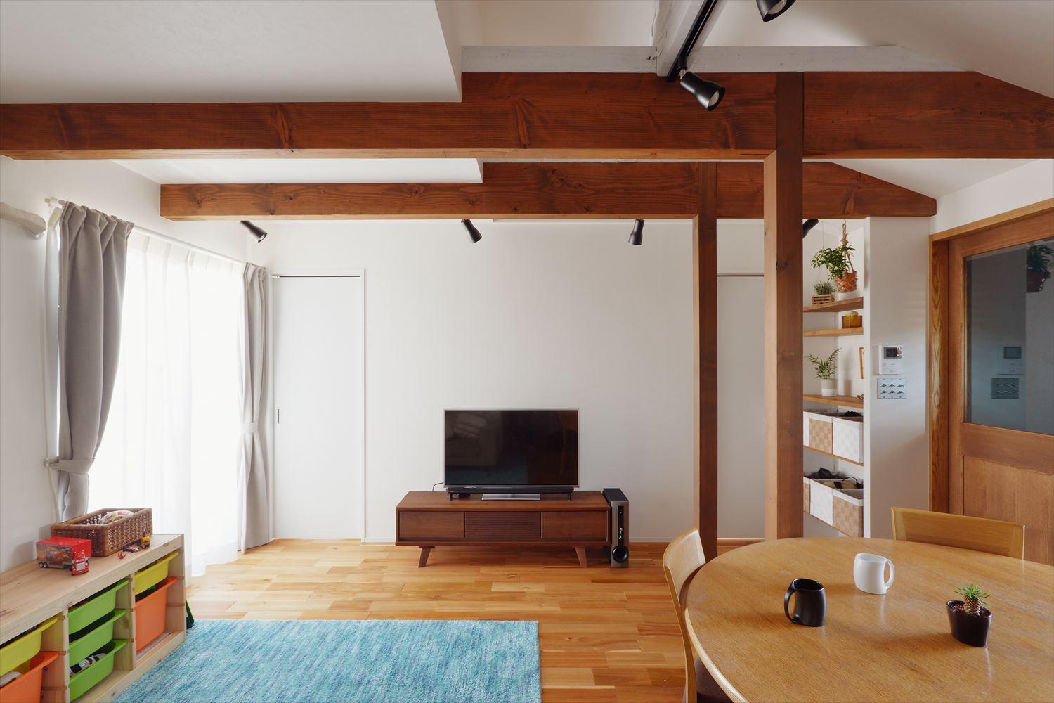 キッチン側からみたリビング・ダイニング。奥の2つのドアの向こうは今は1つの寝室