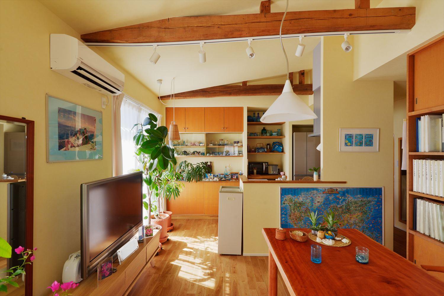 ご両親世帯のLDK。こちらもコンパクトながら、高さを出すことで開放感のある空間に