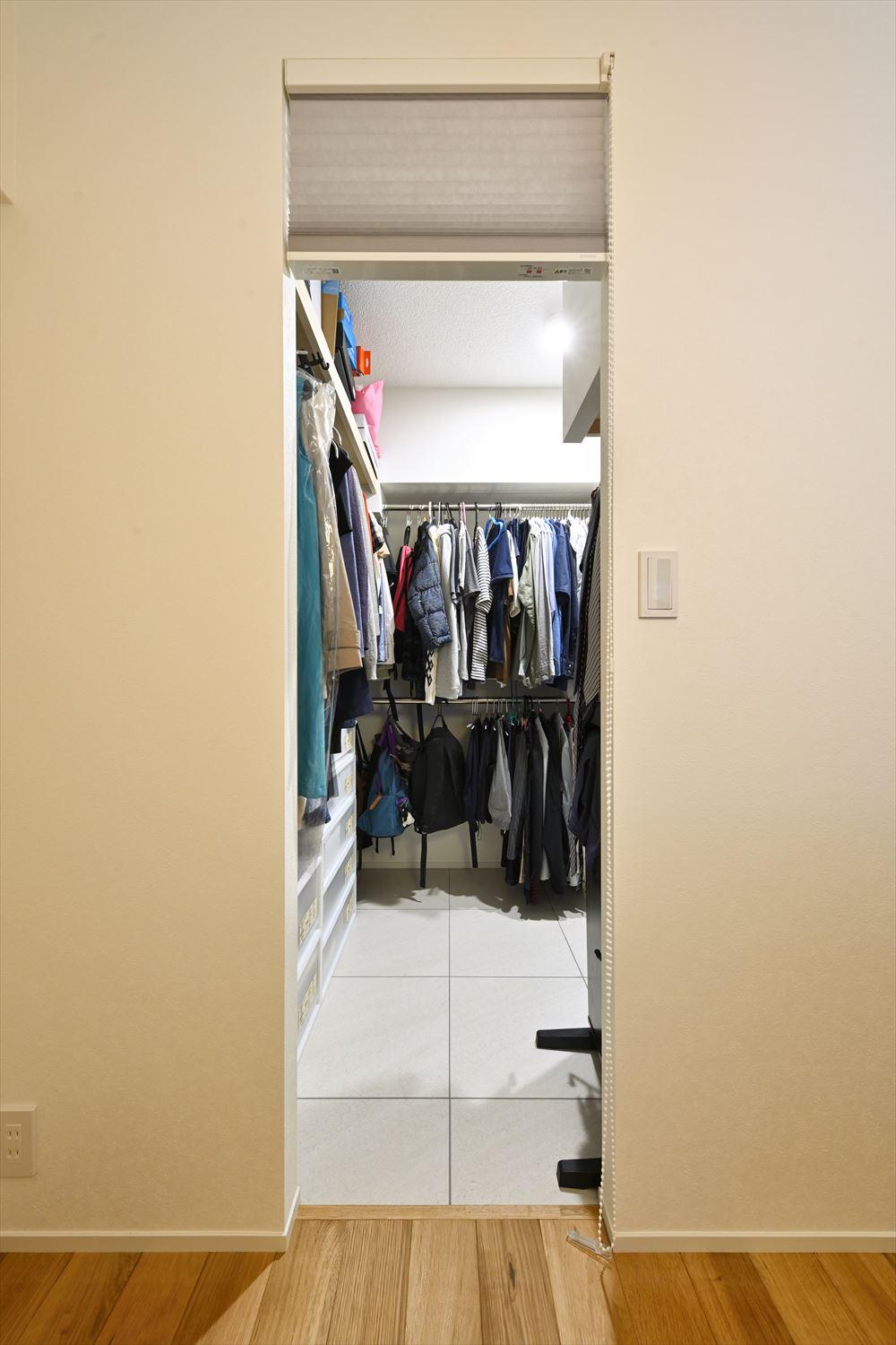 家族みんなの衣類をたっぷり収納できるクローゼットは廊下からも寝室からもアクセス出来るウォークスルー仕様に。寝室から洗面に向かう動線にもなるので、朝の準備もスムーズ。家族の衣類が1ヶ所にまとまっていると洗濯後の片付けも効率的