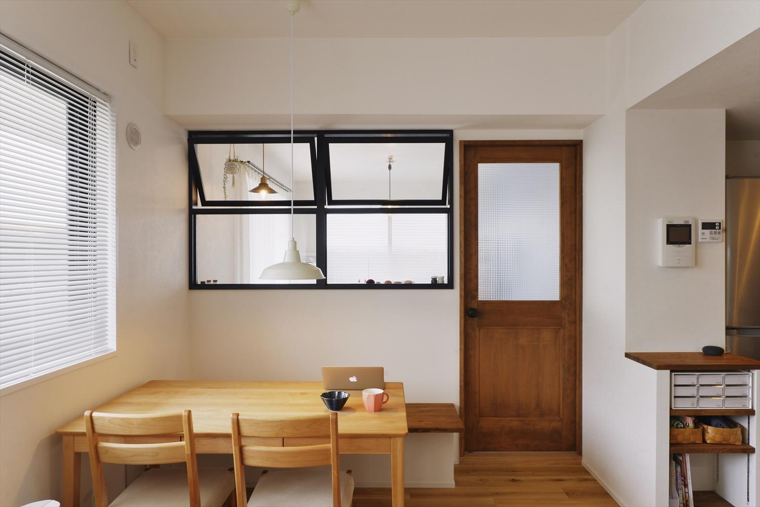 ダイニング奥のお部屋はおくさまの洋裁室。大きな室内窓で、リビング・ダイニングでくつろぐご家族ともコミュニケーションを取りやすく